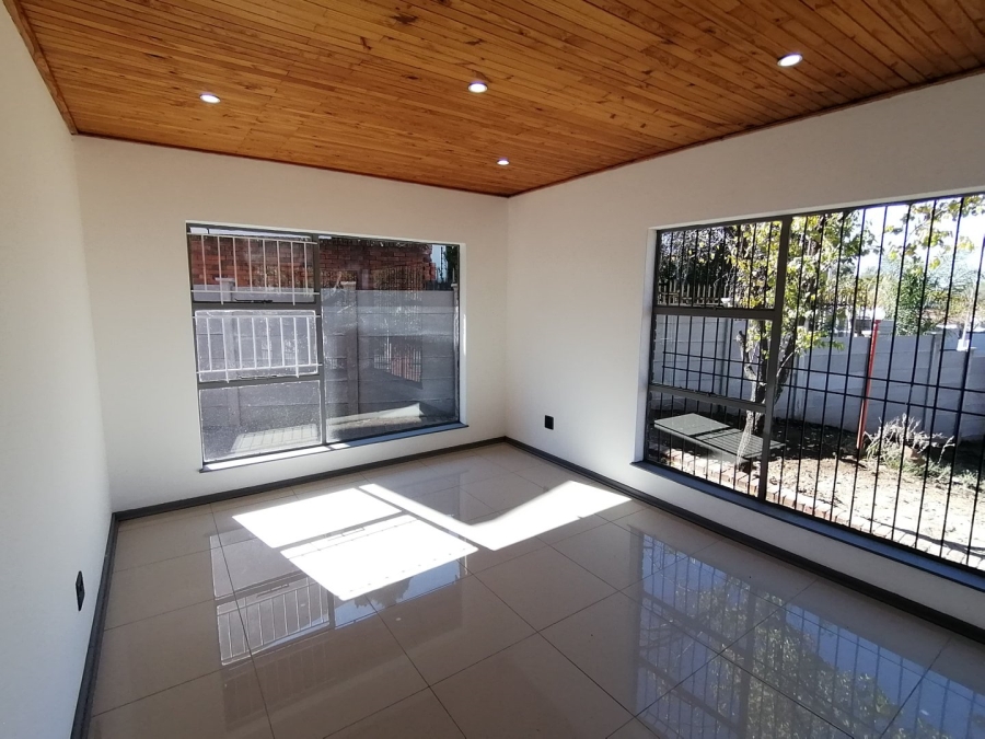 To Let 4 Bedroom Property for Rent in Heuwelsig Free State